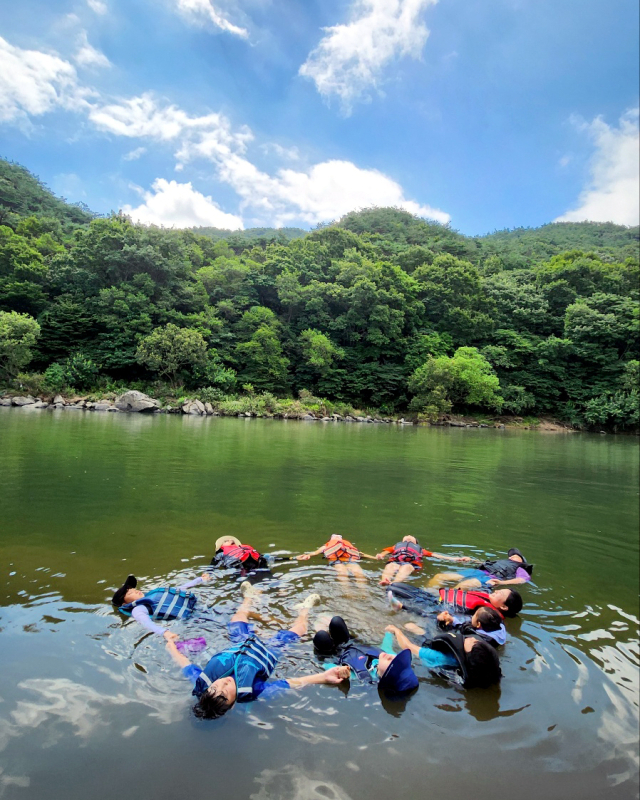 보성강에서 열린 산소모험스쿨의 협동 놀이 장면. 김재형 제공