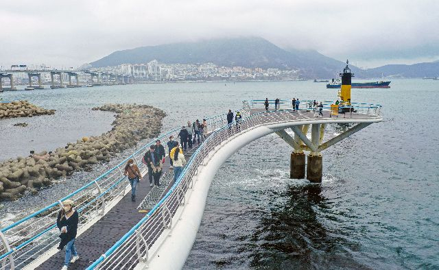오는 20일 부산 서구 송도해수욕장에서 세븐비치 어싱 챌린지 마지막 이벤트가 개최된다. 어싱 코스에 포함된 송도 구름 산책로. 부산일보DB