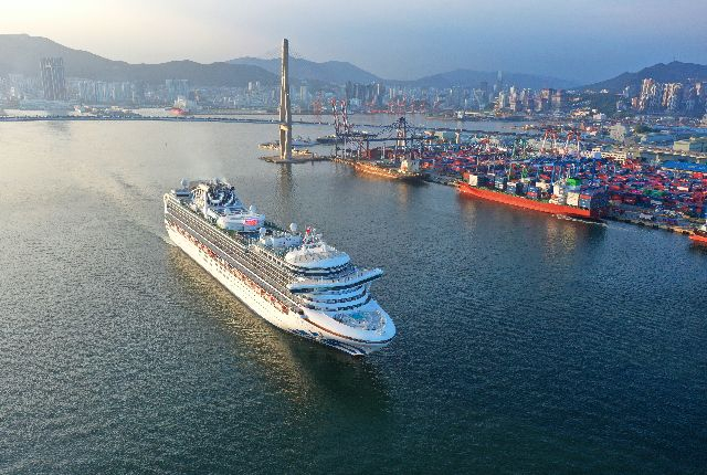 부산항에서 크루즈선이 출항하고 있다. 정종회 기자 jjh@