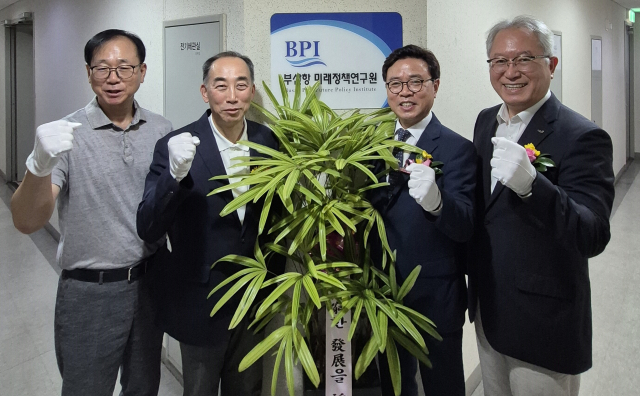 1일 오후 부산 연제구 부산항미래정책연구원 앞에서 현판식을 연 연구원 관계자들. 왼쪽 두 번째가 이광국 원장, 세 번째가 정성기 원장이다. 부산항미래정책연구원 제공