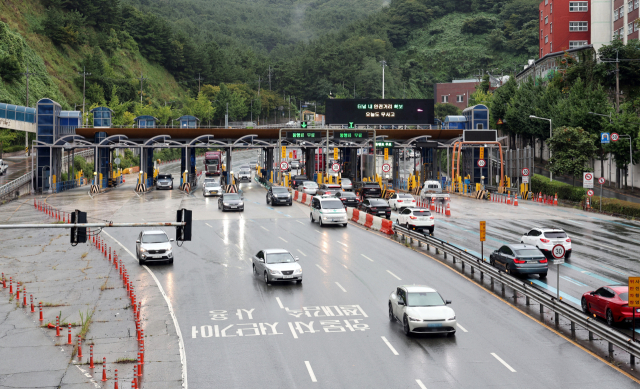 철거를 앞두고 있는 부산 사상구 모라동 백양터널 요금소. 정종회 기자 jjh@