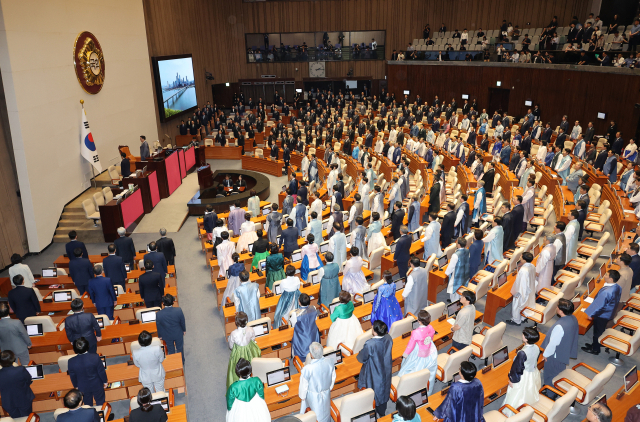 1일 서울 여의도 국회에서 열린 정기국회 개회식에서 한복과 상복을 입은 여야 의원들이 애국가를 부르고 있다. 연합뉴스