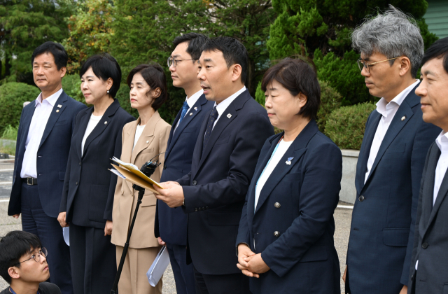 국회 법사위 더불어민주당 김용민 간사가 1일 경기도 의왕시 서울구치소에서 열린 현장검증을 마친 후 브리핑하고 있다. 이날 법사위는 윤석열 전 대통령 수감 중 특혜 제공 여부를 확인하고 특검 출석 요구 당시 윤 전 대통령이 옷을 벗고 버티는 과정이 있었는지 여부를 CCTV 등의 영상기록으로 열람했다. 연합뉴스