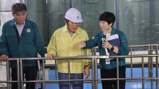 나동연 양산시장이 1일 신도시 정수장에서 정정아 과장으로부터 고도정수처리시설인 활성탄 여과지에 대한 설명을 듣고 있다. 김태권 기자