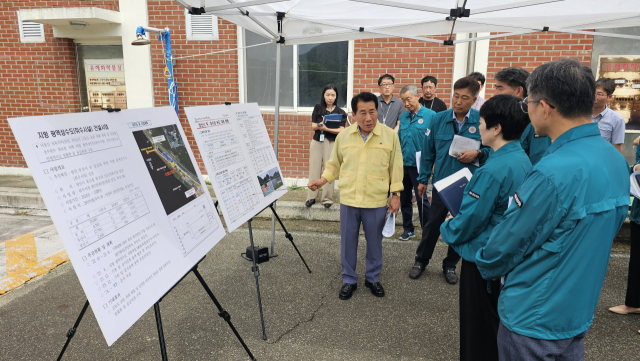 나동연 양산시장이 1일 오후 신도시 취수장에서 담당자로부터 보고를 받은 뒤 궁금증에 대한 질문을 하고 있다. 김태권 기자