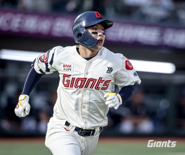 롯데 자이언츠 이호준이 지난달 31일 부산 사직야구장에서 열린 두산 베어스와의 경기에서 3회말 선제 솔로 홈런을 때렸다. 롯데 자이언츠 제공
