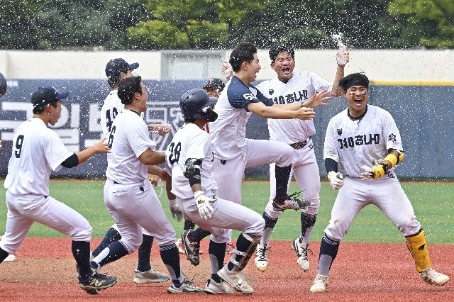 지난달 31일 서울 목동야구장에서 열린 제53회 봉황대기전국고교야구대회 결승에서 경남고등학교가 마산용마고를 상대로 10회말 4번 타자 이호민(10번) 역전 결승타로 우승을 거머쥐었다. 우승이 확정되는 순간 경남고 선수들이 환호하고 있다. 부산일보DB