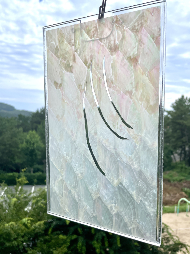 이은지, 몸_장수할 손금, 자개판에 음각, 2025. 작가 제공