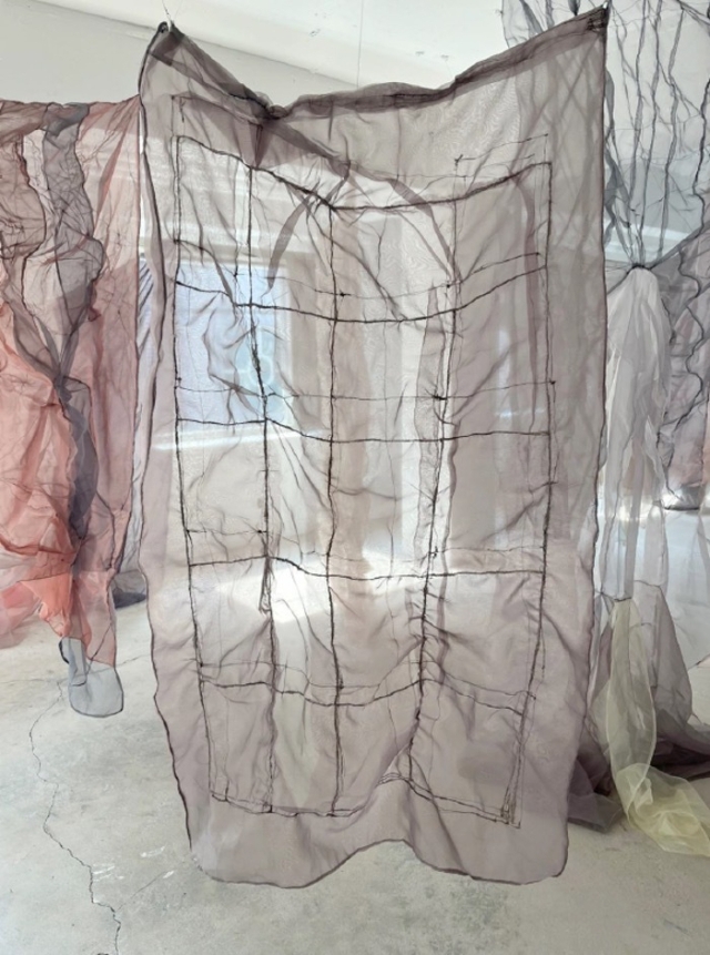 오진이(JEAN OH), Window_Sewing on nobang fabric(Korean traditional silk), 2025. 스페이스 하이 제공