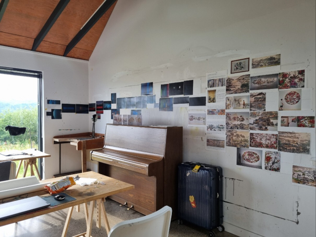 영국 스코틀랜드 코브 파크에 파견된 이창진 작가 활동 모습. 부산문화재단 제공