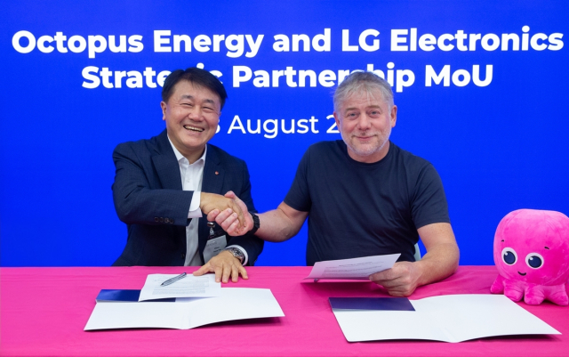 LG전자가 지난달 28일 영국 최대 전력회사 옥토퍼스 에너지와 손잡고 유럽 클린테크 분야의 전략적 협업을 위한 양해각서(MOU)를 체결했다. 이날 협약식에서 LG전자 해외영업본부장 윤태봉(왼쪽) 부사장과 옥토퍼스 CEO 겸 설립자 그레그 잭슨이 포즈를 취하고 있다.LG전자 제공