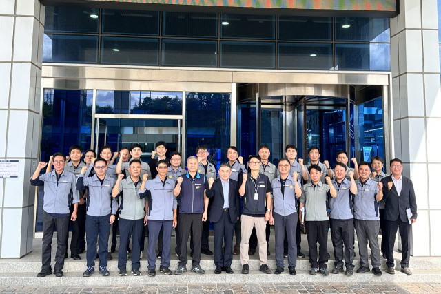 김준동 한국남부발전 사장(앞줄 왼쪽 6번째)이 지난 1일 삼척빛드림본부를 찾아 발전설비 가동 상태와 전력수급 비상상황실 운영 현황을 점검했다(단체사진). 남부발전 제공