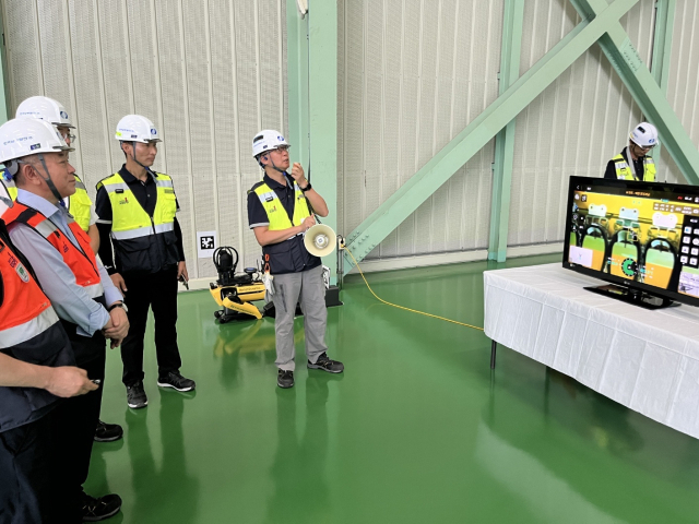 김준동 한국남부발전 사장(왼쪽 앞)이 지난 1일 영월빛드림본부를 찾아 발전설비 가동 상태와 전력수급 비상상황실 운영 현황을 점검했다. 남부발전 제공