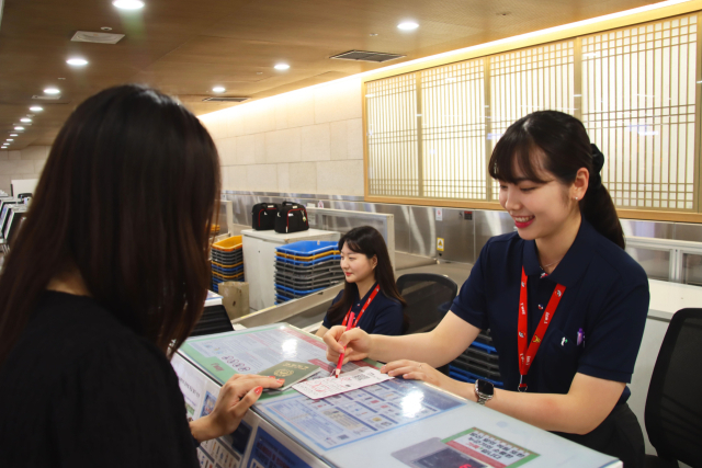 티웨이항공은 지난 1일부터 소노호텔앤리조트와 제휴를 맺고 소노호텔앤리조트 상품권을 티웨이항공 국내 공항 지점에서 사용할 수 있도록 했다고 밝혔다. 티웨이항공 제공