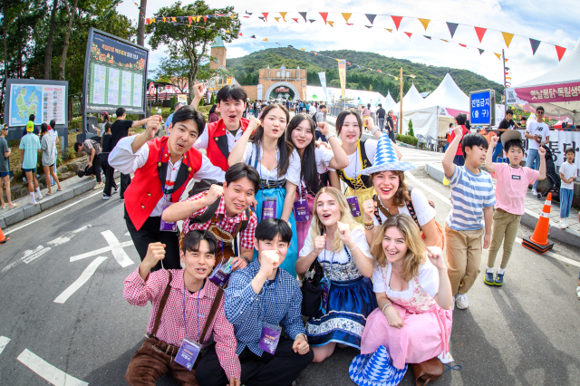 지난해 독일마을 맥주축제 모습. 올해는 축제장과 주차공간이 한층 확대되고 프로그램도 더 다양해질 전망이다. 남해군 제공