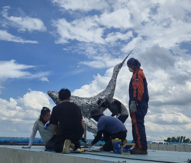 중국 하이난성에서 주민들과 ‘베이강다오 고래 생태 예술 프로젝트’를 펼친 아트팩토리비 활동 모습. 진영섭 제공