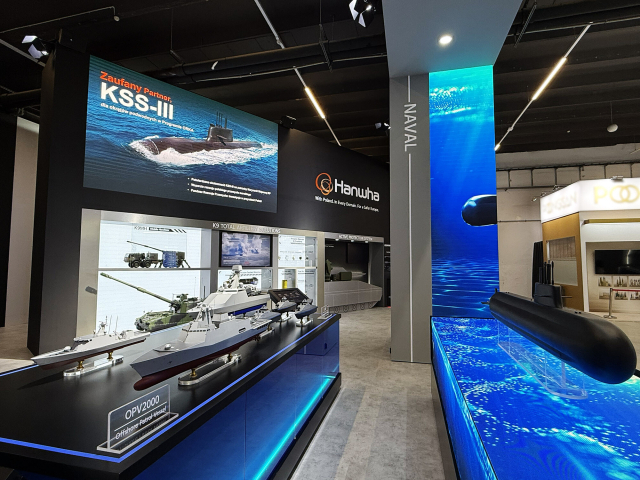 폴란드 키엘체에서 열리는 국제 방위산업 전시회(MSPO 2025)에 참가한 한화 부스에 장보고-III 배치-II 등 주요 제품이 전시돼 있다. 한화에어로스페이스 제공
