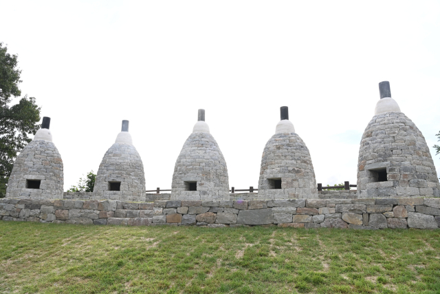 경남도 기념물 ‘진주 망진산 봉수대’가 복원 공사를 마치고 1일부터 일반에게 공개됐다. 김현우 기자