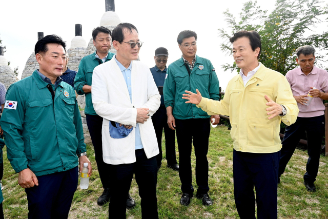 조규일 진주시장과 진주시의회 의원, 진주문화사랑모임 회원 등은 1일 봉수대를 찾아 복원 현장을 점검하고 있다. 진주시 제공
