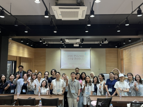 동의과학대학교에서 알마티 한국교육원 원장 및 관계자, 학생들이 본교 투어 후 기념촬영을 하는 모습.