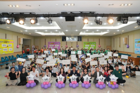 오은택 부산 남구청장(오른쪽에서 다섯 번째), 새마을문고 남구지부 여윤연 회장(오른쪽에서 네 번째) 및 독서골든벨 참가자들이 단체 기념사진을 촬영하고 있다.