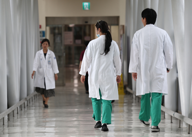 서울 시내 한 대형병원에서 의료진이 이동하고 있다. 연합뉴스
