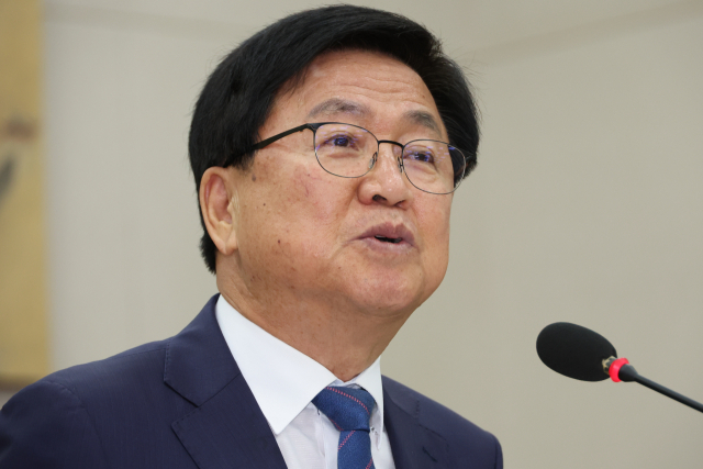 최교진 부총리 겸 교육부 장관 후보자가 2일 국회 교육위원회에서 열린 인사청문회에서 위원 질의에 답하고 있다. 연합뉴스