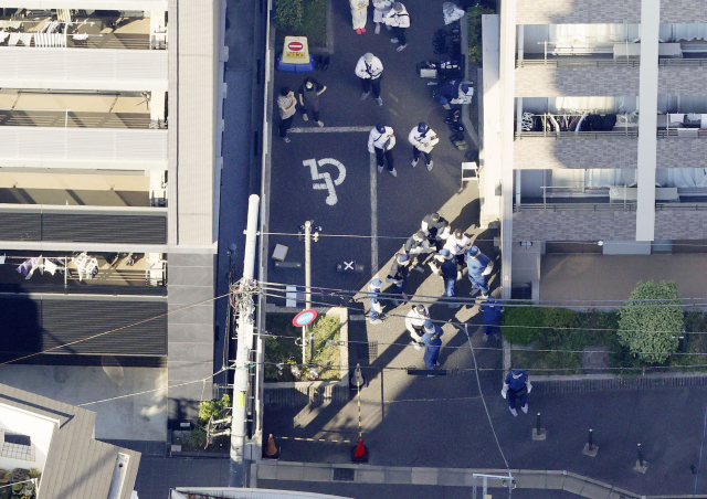 일본 경찰이 1일 도쿄 세타가야구에서 한국인 여성이 피습 당한 뒤 쓰러져 있던 장소를 조사하고 있다. 이 여성은 병원으로 이송됐으나 숨졌으며, 여성을 공격한 30대 한국인 남성은 일본 경찰에 의해 구속됐다. 연합뉴스