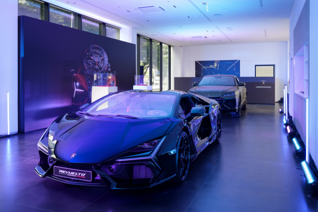 오토모빌리 람보르기니를 대표하는 ‘레부알토’와 ‘우르스 SE’가 부산전시장에 전시된 모습. 이탈리아 오토모빌리 제공