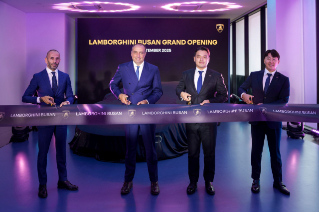 지난 1일 부산 해운대구 람보르기니 부산전시장 개관식에서 오토모빌리 람보르기니 관계자들이 테이프 커팅을 하고 있는 모습. 이탈리아 오토모빌리 제공