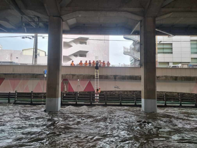 부산 도시철도 1호선 구서역 하부 온천천에 고립됐던 시민 2명을 사다리로 구조하는 장면. 부산소방재난본부 제공