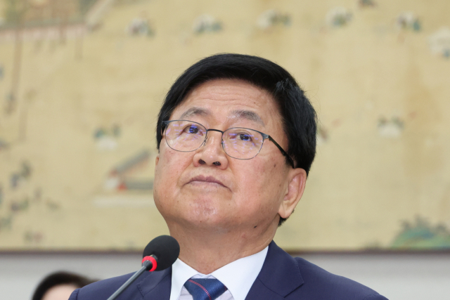 최교진 부총리 겸 교육부 장관 후보자가 2일 국회 교육위원회에서 열린 인사청문회에서 친북 성향 논란 관련 질의에 답변하던 중 잠시 생각에 잠겨 있다. 연합뉴스