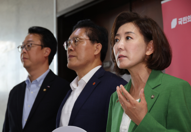 2일 서울 여의도 국회에서 국민의힘 나경원 의원 등 법사위 위원들이 추미애 위원장의 회의 진행 방식 등을 규탄하며 언론 브리핑을 하고 있다. 연합뉴스