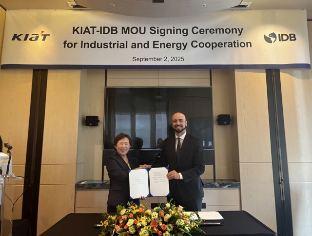 민병주 KIAT 원장(왼쪽)과 안드레 소아레스 IDB 총재실장이 MOU 기념 사진을 찍고 있다. KIAT 제공