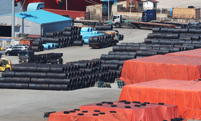 경기도 평택항에 철강 제품이 쌓여 있는 모습. 연합뉴스