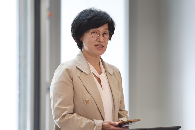 원민경 여성가족부 장관 후보자가 18일 인사청문 준비 사무실이 마련된 서울 한국청소년활동진흥원으로 출근하며 취재진 질의에 답하고 있다. 연합뉴스