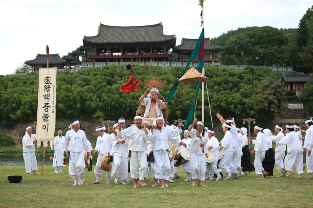 경남 밀양시 삼문동 밀양강 둔치에서 열린 밀양백중놀이 시연회. 밀양시 제공