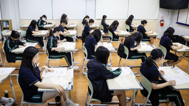 2026학년도 대학수학능력시험 9월 모의평가가 실시된 지난해 9월 3일 부산 금정구 부산대사범대학부설고등학교 3학년 교실에서 수험생들이 문제를 풀고 있다. 김종진 기자 kjj1761@