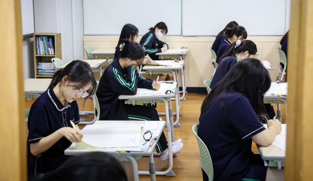 2026학년도 대학수학능력시험 9월 모의평가가 실시된 3일 부산 금정구 부산대사범대학부설고등학교 3학년 교실에서 수험생들이 문제를 풀고 있다. 김종진 기자 kjj1761@