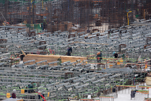 올해 지방 건설경기 불황의 영향으로 관련 대출이 급속히 부실화한 것으로 나타났다. 한 건설 현장에서 작업자들이 작업을 하고 있다. 연합뉴스