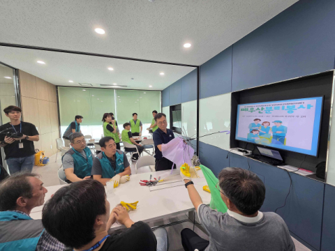 한국마사회와 부산교통공사 임직원들이 28일 렛츠런파크 부산경남에서 열린 폐우산 분리수거 봉사활동에 함께 참여하고 있다.