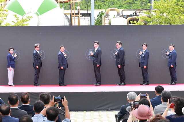 3일 부산 기장군 해수담수화시설에서 열린 활용 방안 마련 주민보고회에서 참가자들이 해수담수화시설 재개를 상징하는 퍼포먼스를 하고 있다. 왼쪽부터 최소남 먹는물부산시민네트워크 대표, 주종대 고려제강 대표, 이승우 시의원, 박형준 부산시장, 정동만 국회의원, 정종복 기장군수, 박종철 시의원. 부산시 제공