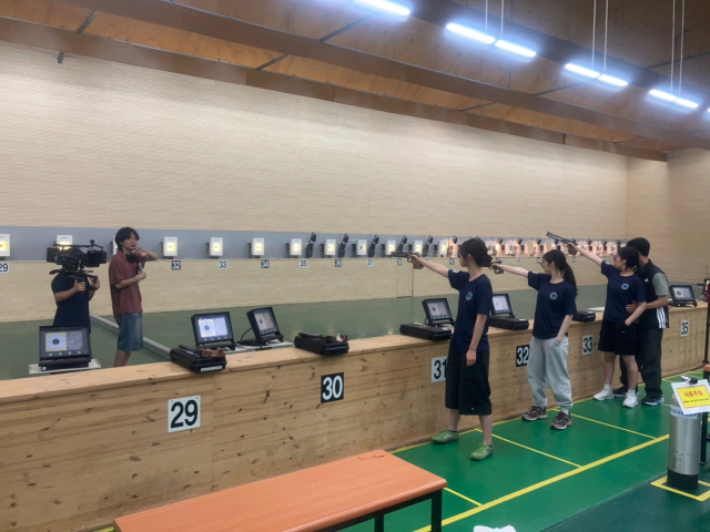 독립영화 ‘오조준’ 제작팀이 지난달 15일과 16일 경남 김해사격장에서 영화 속 일부 장면을 촬영해 화제다. 김해시 제공