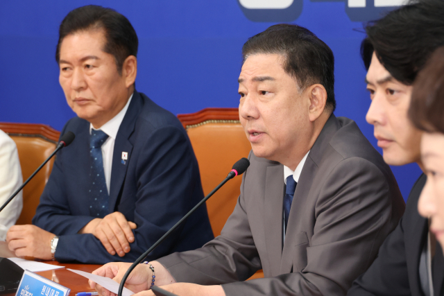 더불어민주당 김병기 원내대표가 3일 서울 여의도 국회에서 열린 최고위원회의에서 발언하고 있다. 연합뉴스