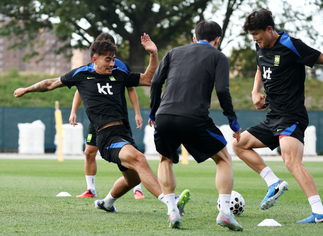옌스 카스트로프(왼쪽)가 3일(한국 시간) 미국 뉴욕주 아이칸 스타디움에서 진행된 한국 축구 대표팀 훈련에서 김민재와 볼 다툼을 하고 있다. 연합뉴스