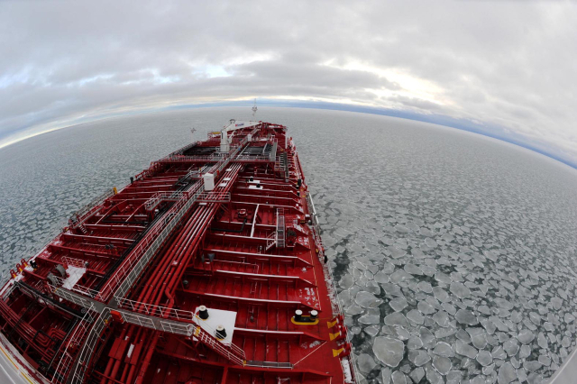 2013년 국내 최초로 이뤄진 북극항로 시험운항에 투입된 현대글로비스의 스테나폴라리스호가 얼음으로 가득찬 북극해를 지나는 모습. 해수부 제공