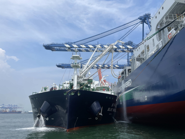 지난해 8월 부산항 신항 5부두에서 하역작업 중인 LNG추진 컨테이너선에 LNG벙커링선이 붙어 LNG를 충전하고 있다. 부산일보DB