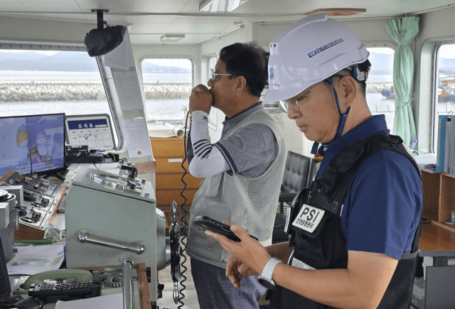 전기차 화재 합동 훈련에서 한국해양교통안전공단(KOMSA)이 재난안전통신망을 활용해 유관기관에 상황 전파하는 모습. KOMSA 제공