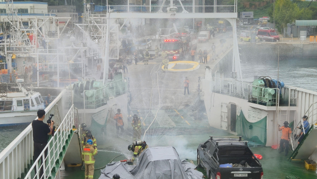 지난 2일 충남 보령시 대천항 인근 신한고속훼리호에서 여객선 전기차 화재 합동훈련을 실시 중인 모습. KOMSA 제공