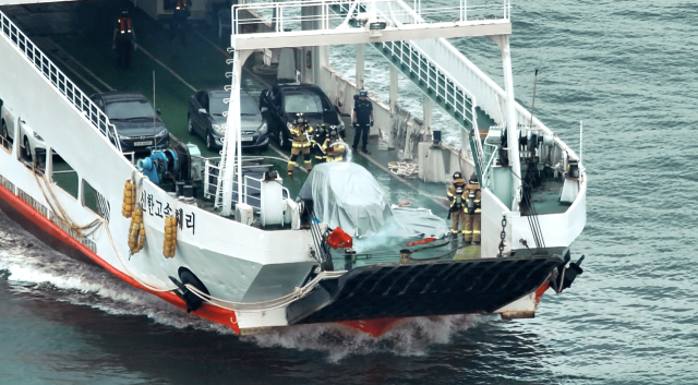 지난 2일 충남 보령시 대천항 인근 신한고속훼리호에서 여객선 전기차 화재 합동훈련을 실시 중인 모습. KOMSA 제공